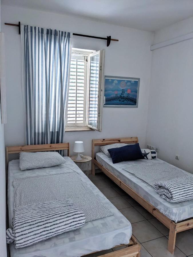 Central Studio Apartments & Dormitory Rooms Supetar Exterior photo
