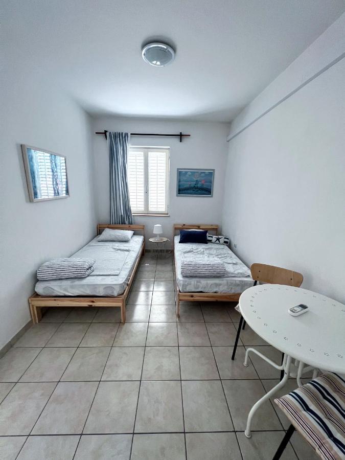 Central Studio Apartments & Dormitory Rooms Supetar Exterior photo