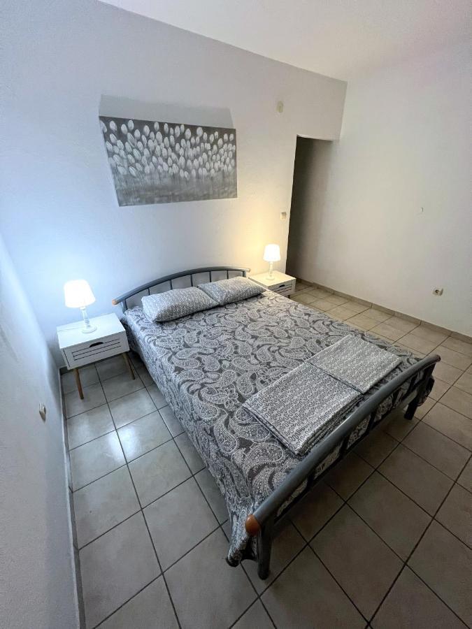 Central Studio Apartments & Dormitory Rooms Supetar Exterior photo