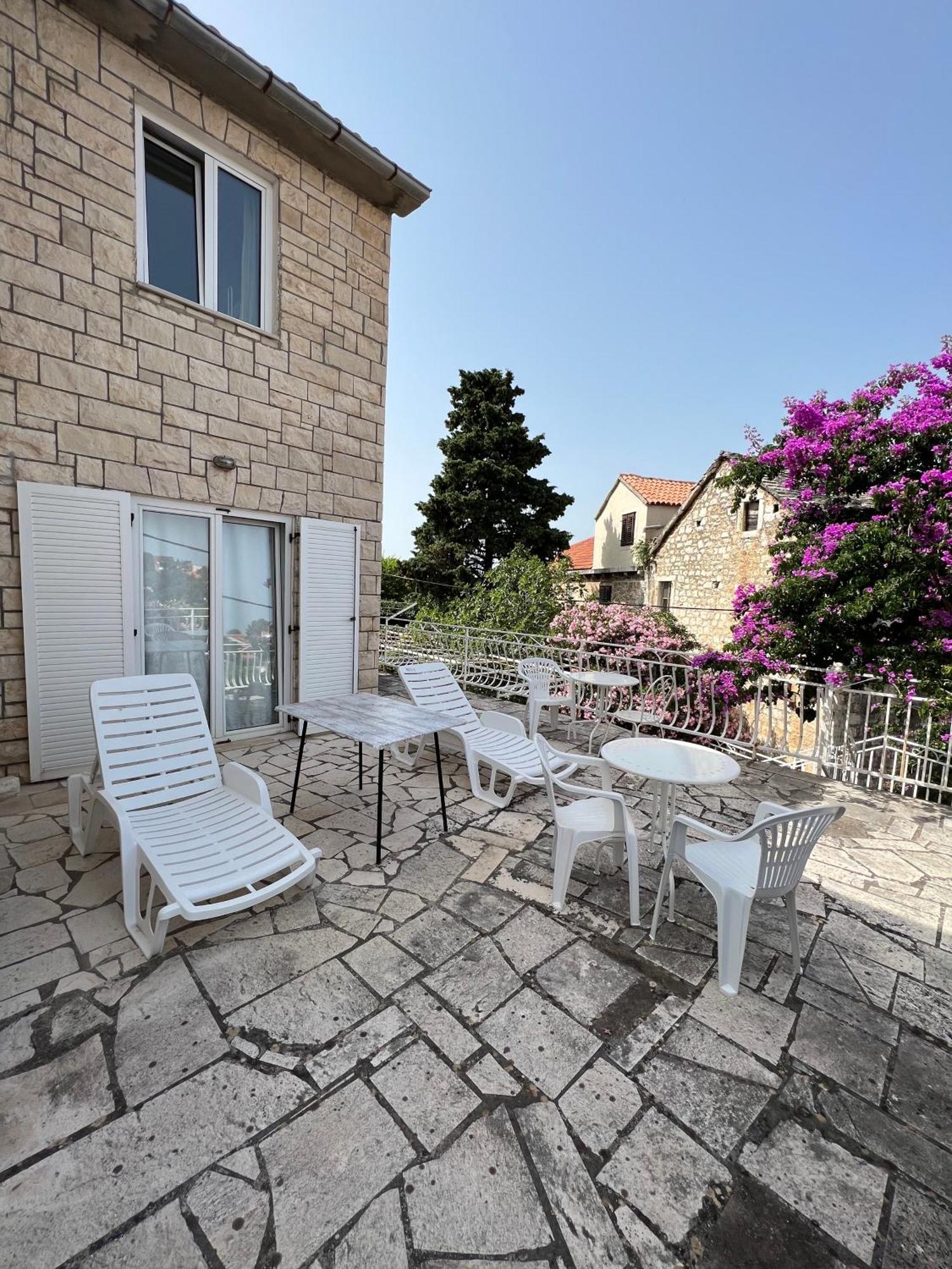 Central Studio Apartments & Dormitory Rooms Supetar Exterior photo