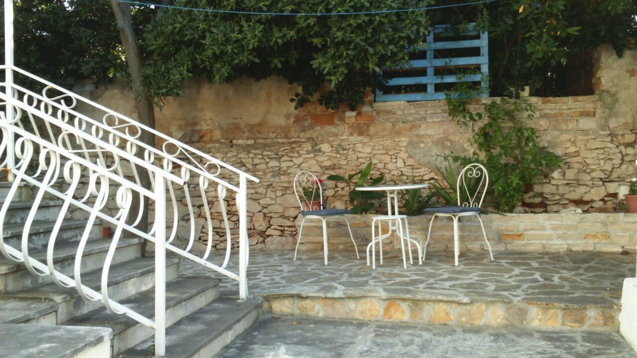 Central Studio Apartments & Dormitory Rooms Supetar Exterior photo