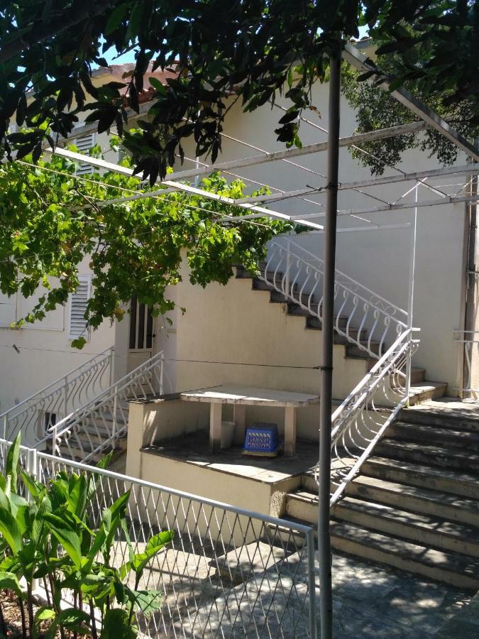 Central Studio Apartments & Dormitory Rooms Supetar Exterior photo